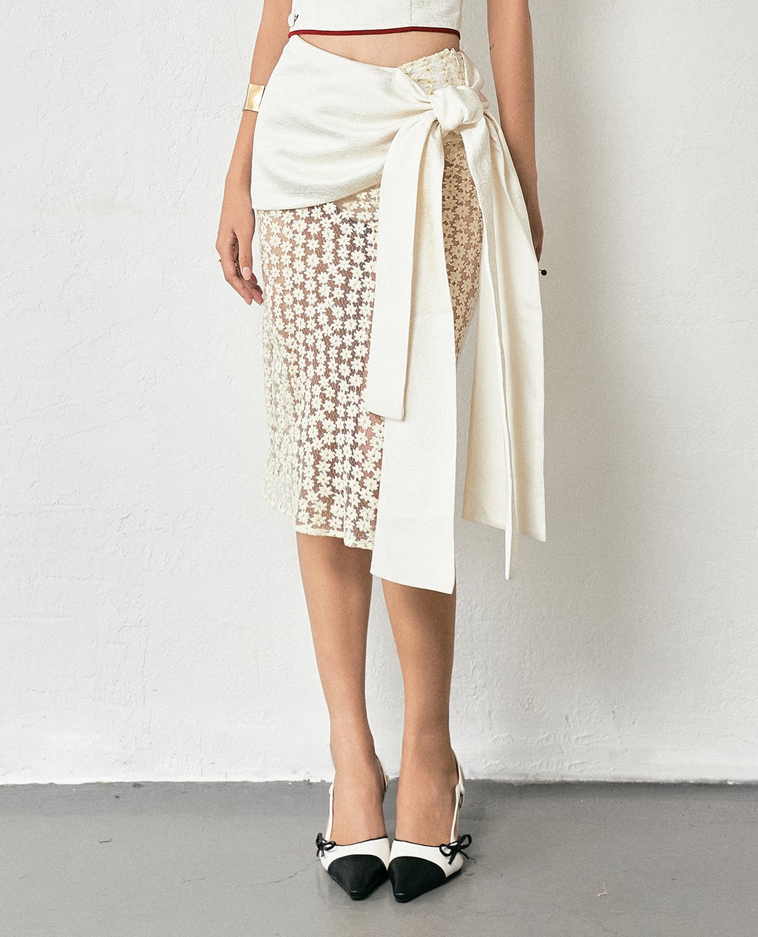 THOME - Chân váy bút chì midi phối ren hoa nhí