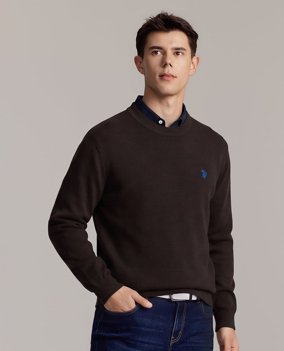 USPA - Áo dệt kim nam cổ tròn tay dài thêu logo