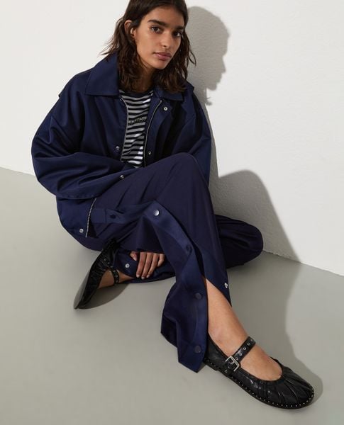 Giày bệt êm chân hoặc sneakers tối giản