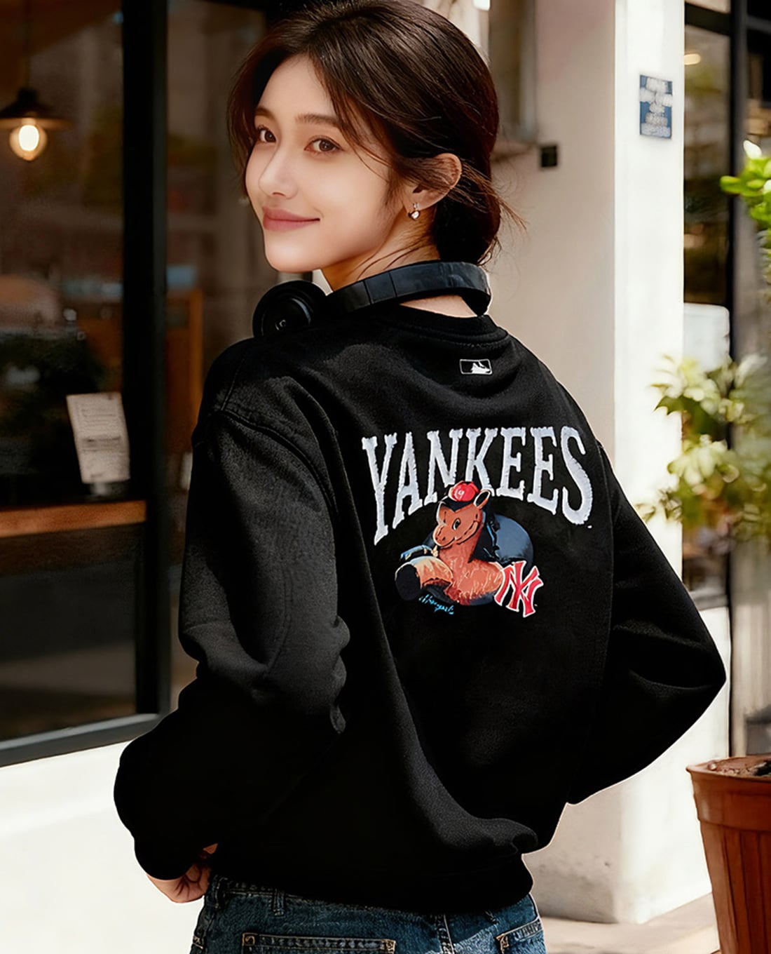 MLB - Áo sweatshirt unisex cổ tròn tay dài New Year Horse