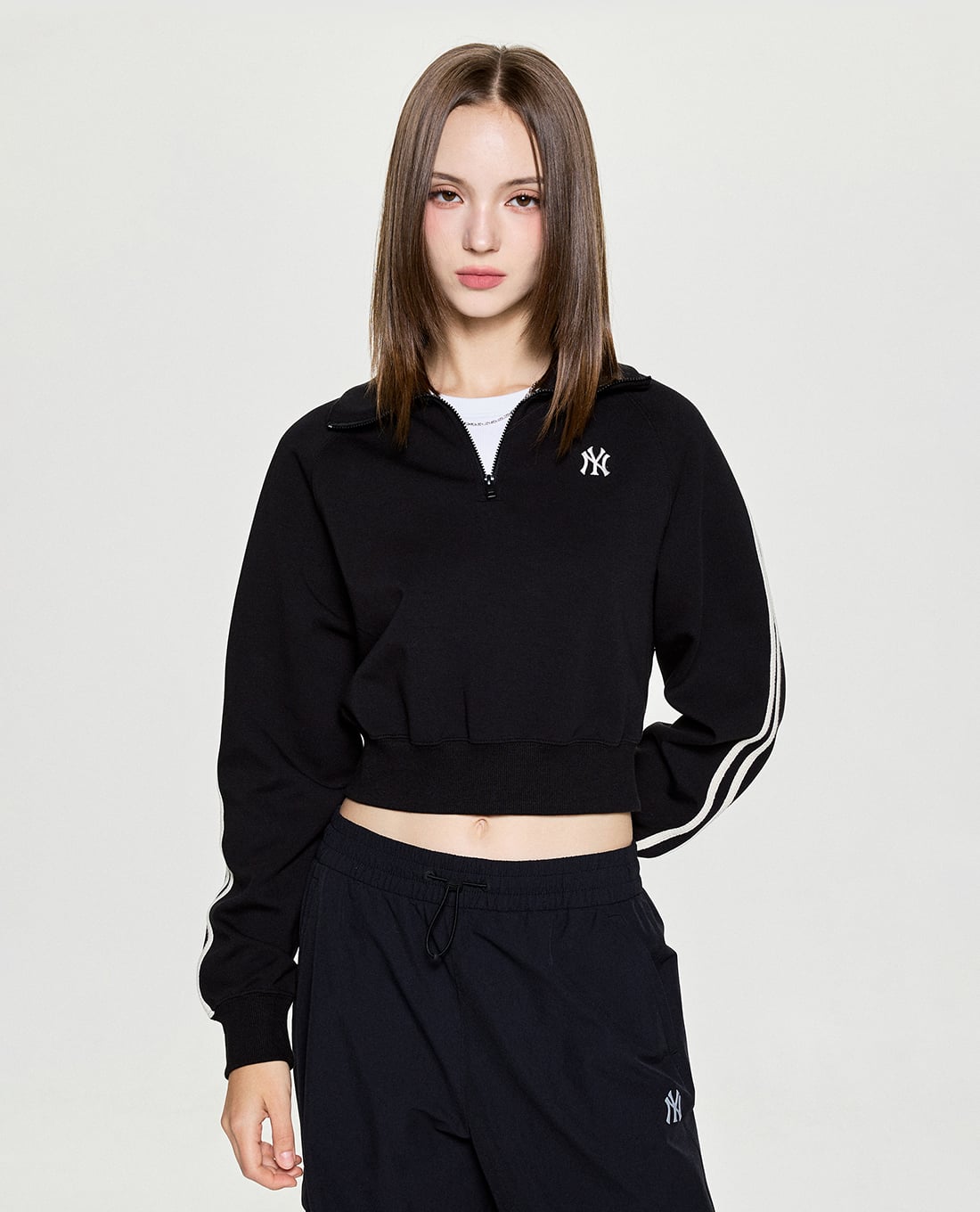 MLB - Áo sweatshirt nữ cổ bẻ tay dài Varsity Sporty Cursive