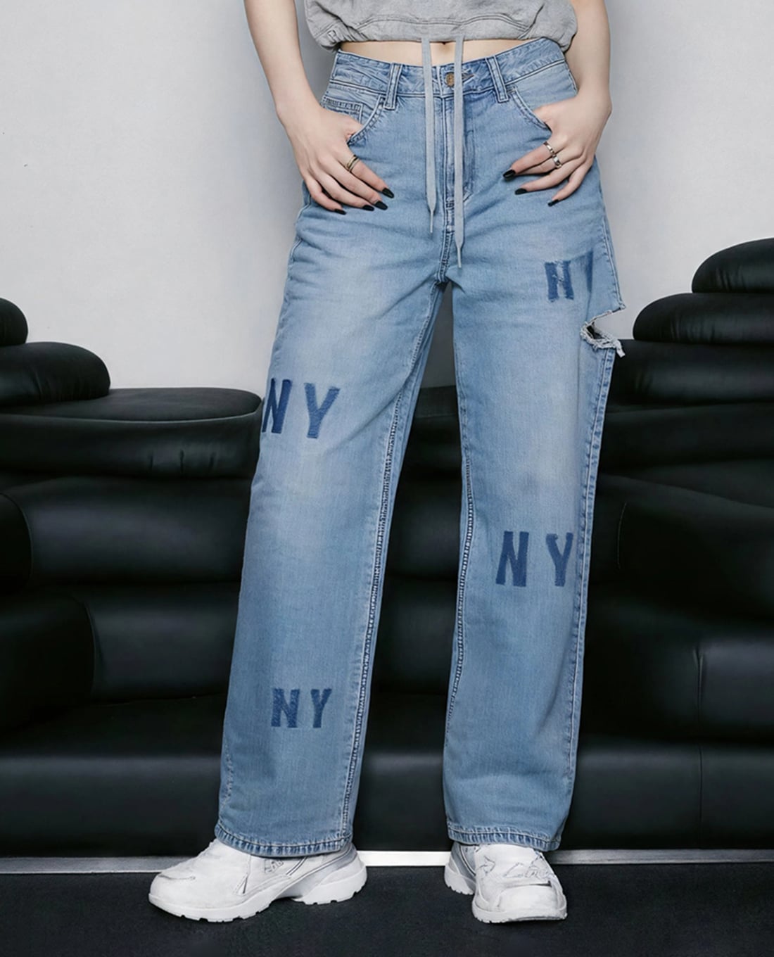 MLB - Quần jeans nữ ống rộng wash bạc thêu logo