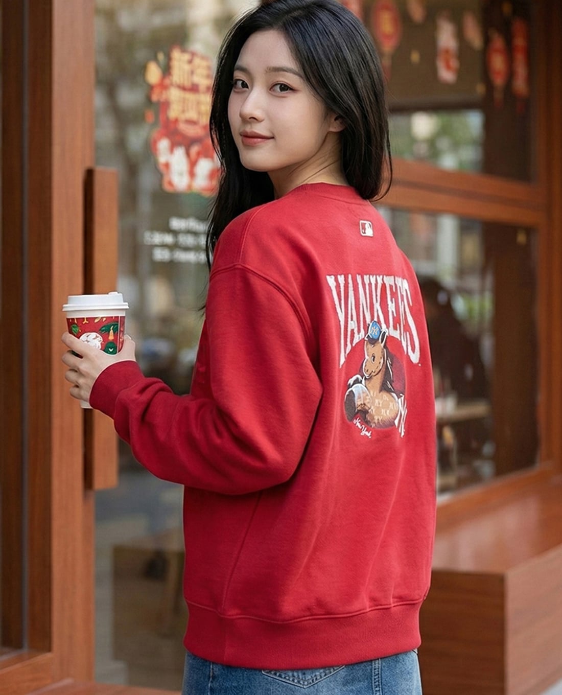 MLB - Áo sweatshirt unisex cổ tròn tay dài New Year Horse