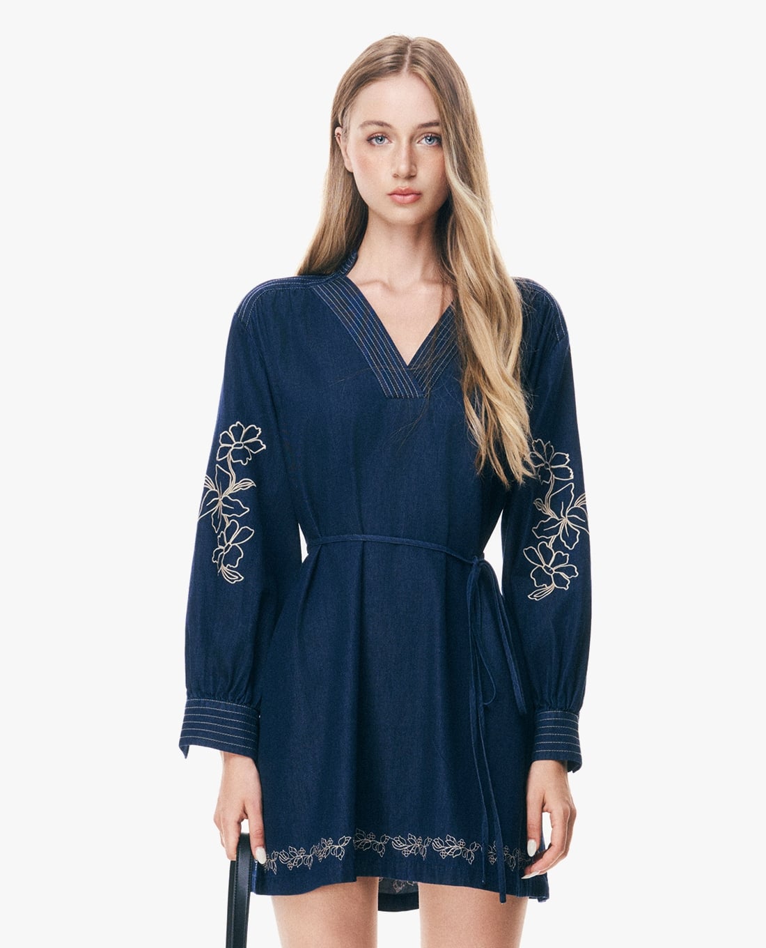 GIGI - Đầm denim mini cổ V tay dài thêu họa tiết