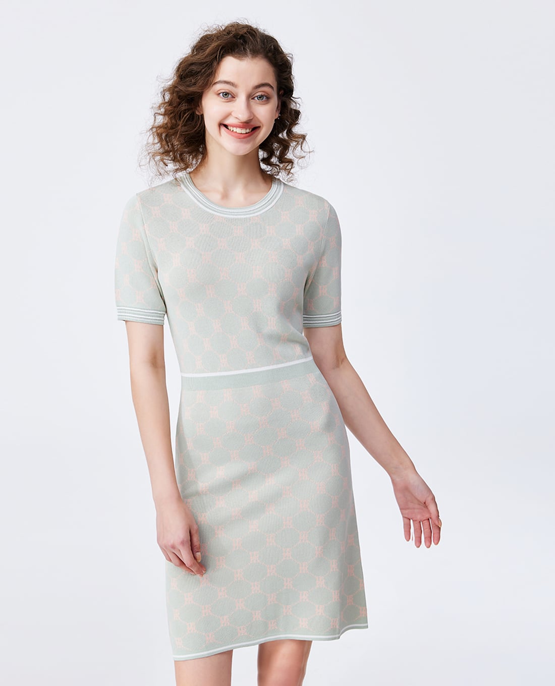 USPA - Đầm dệt kim mini tay ngắn phom ôm