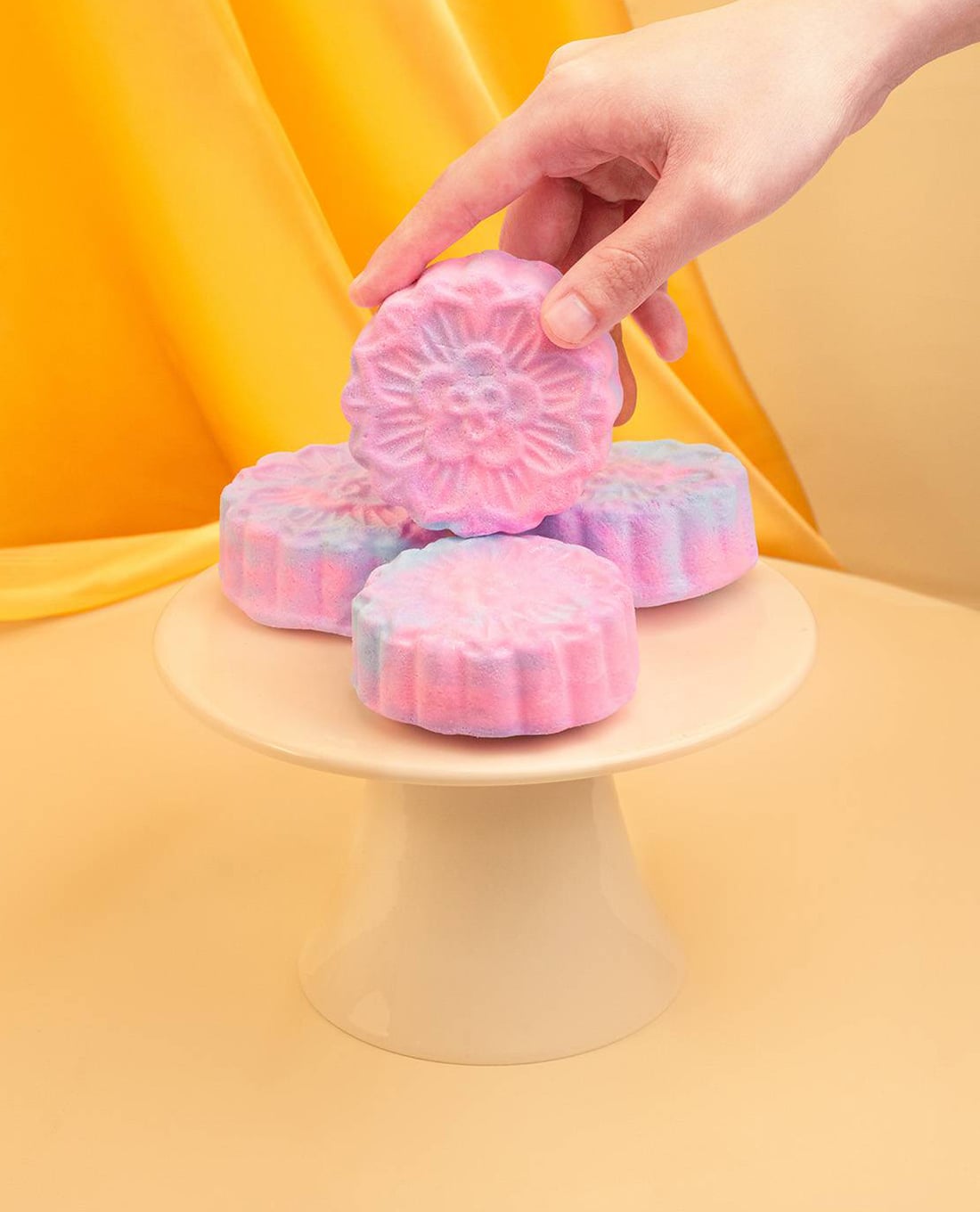 LUSH - Viên tạo bọt Snowy Mooncake