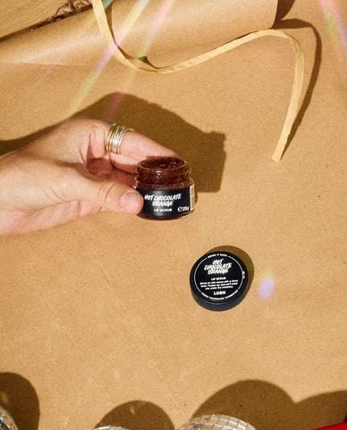  LUSH - Tẩy tế bào chết môi Hot Chocolate Orange 