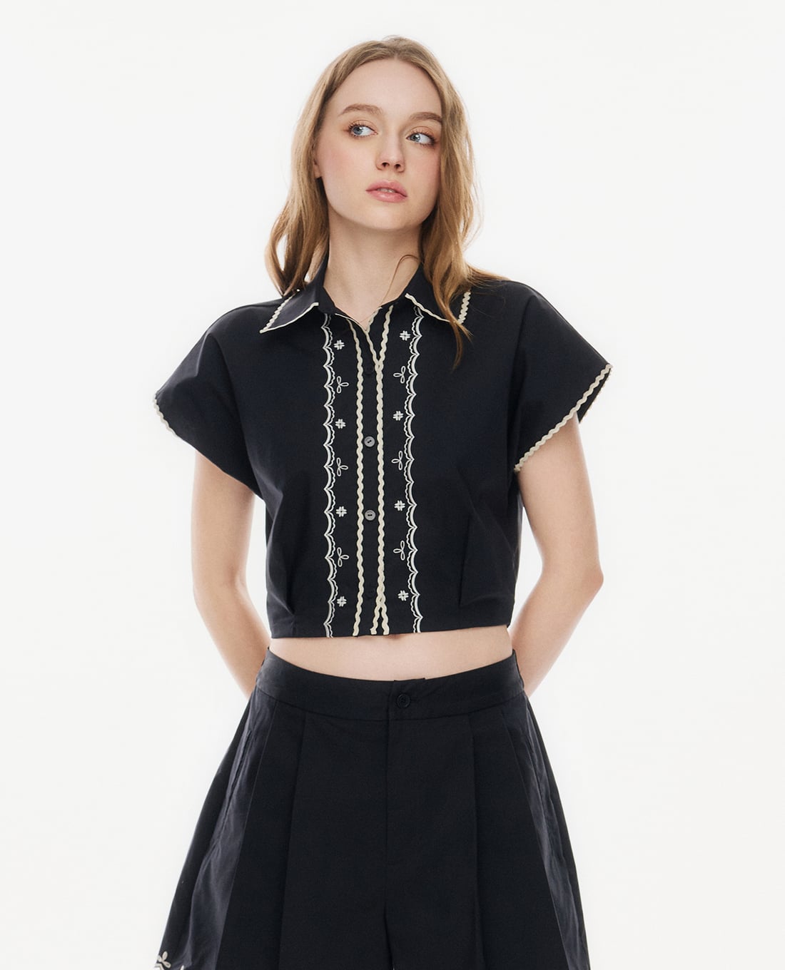 GIGI - Áo croptop nữ cổ bẻ tay ngắn viền ren