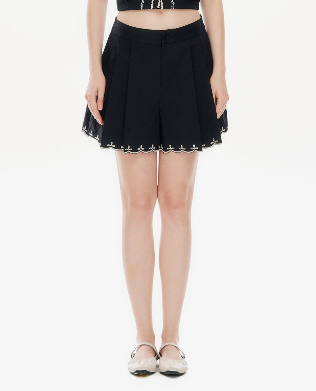 GIGI - Quần short nữ giả váy xếp li phối viền