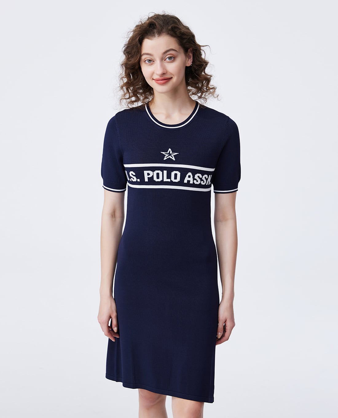 USPA - Đầm dệt kim midi cổ tròn tay ngắn dệt logo