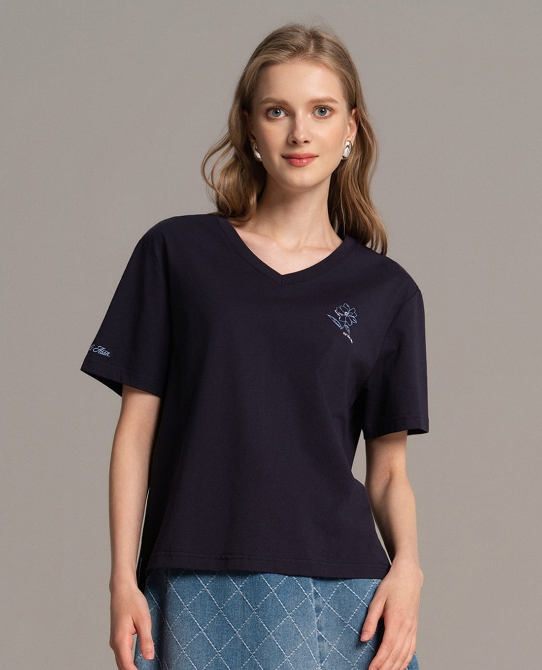 USPA - Áo thun nữ cổ V tay ngắn phối họa tiết