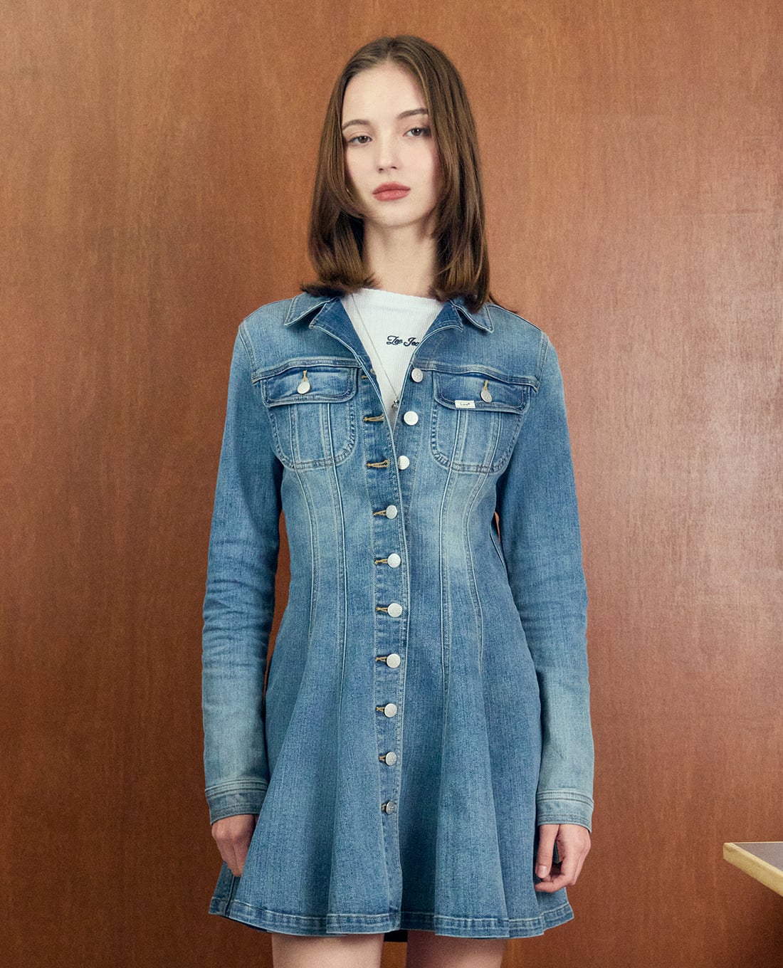 LEE - Đầm denim mini cổ bẻ tay dài xếp li