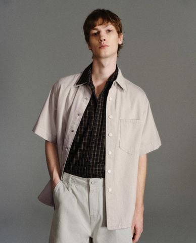  URBAN REVIVO - Áo sơ mi nam cổ bẻ tay ngắn 