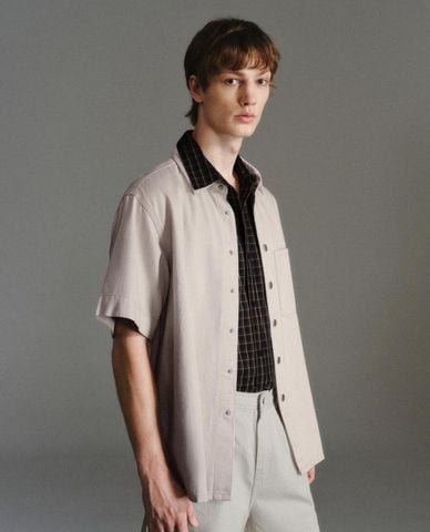  URBAN REVIVO - Áo sơ mi nam cổ bẻ tay ngắn 