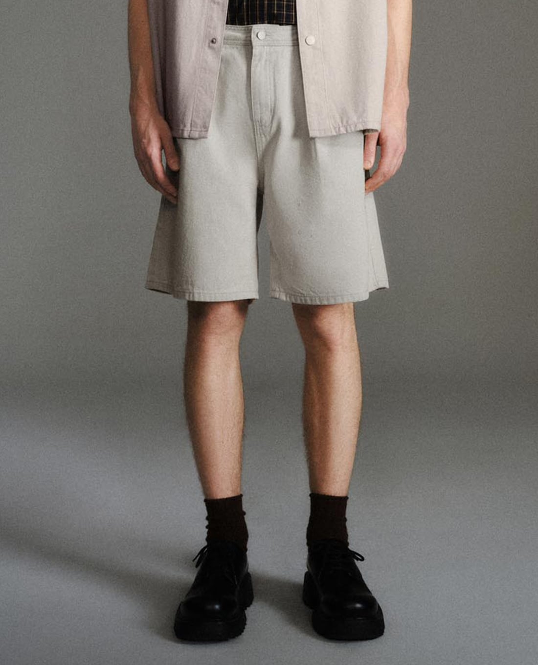 URBAN REVIVO - Quần short jeans nam ống rộng cá tính