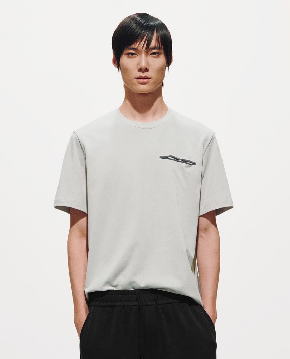 URBAN REVIVO - Áo thun nam cổ tròn tay ngắn phối họa tiết