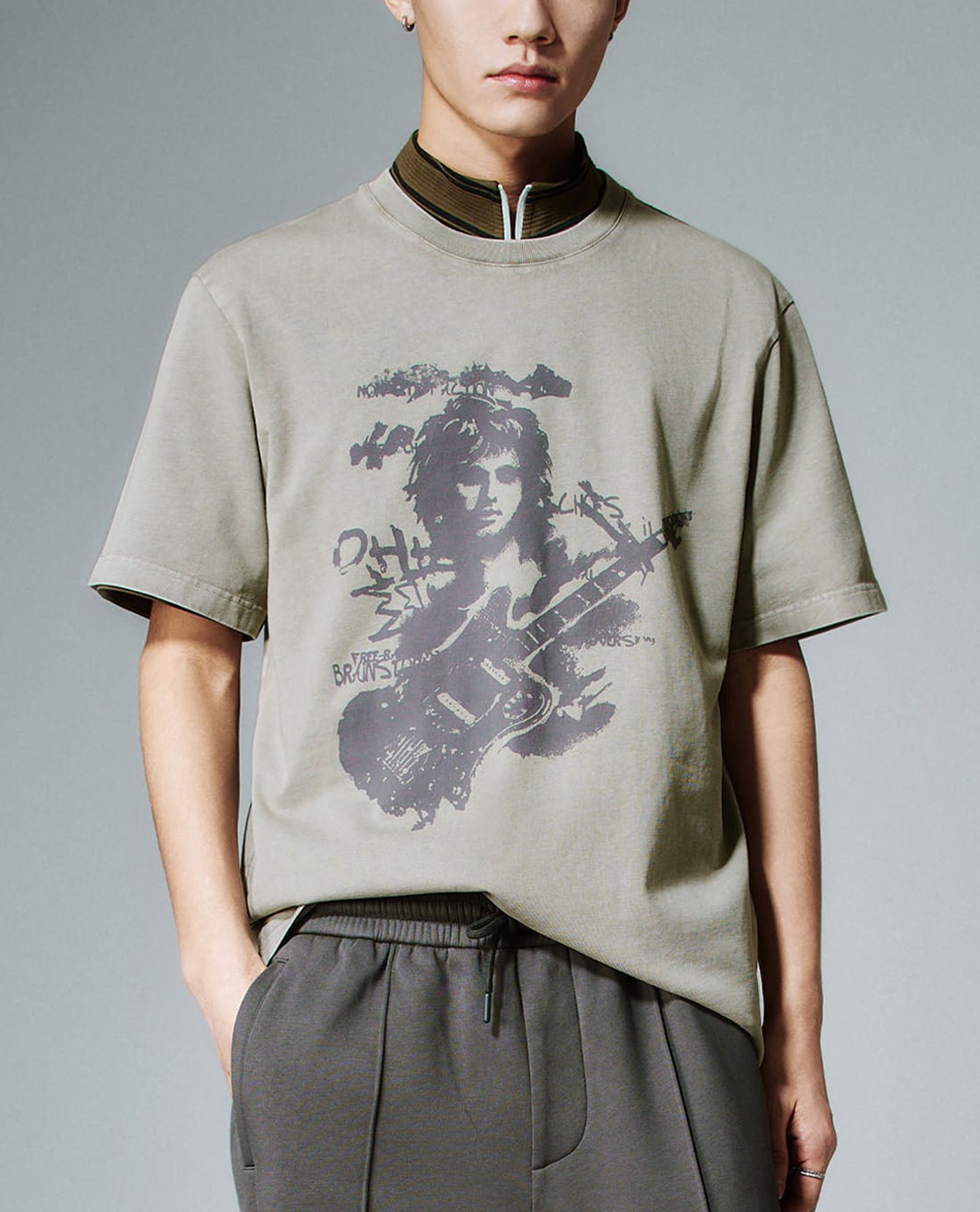 URBAN REVIVO - Áo thun nam cổ tròn tay ngắn in hình