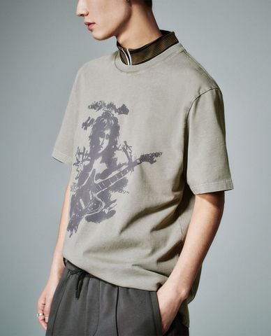  URBAN REVIVO - Áo thun nam cổ tròn tay ngắn in hình 