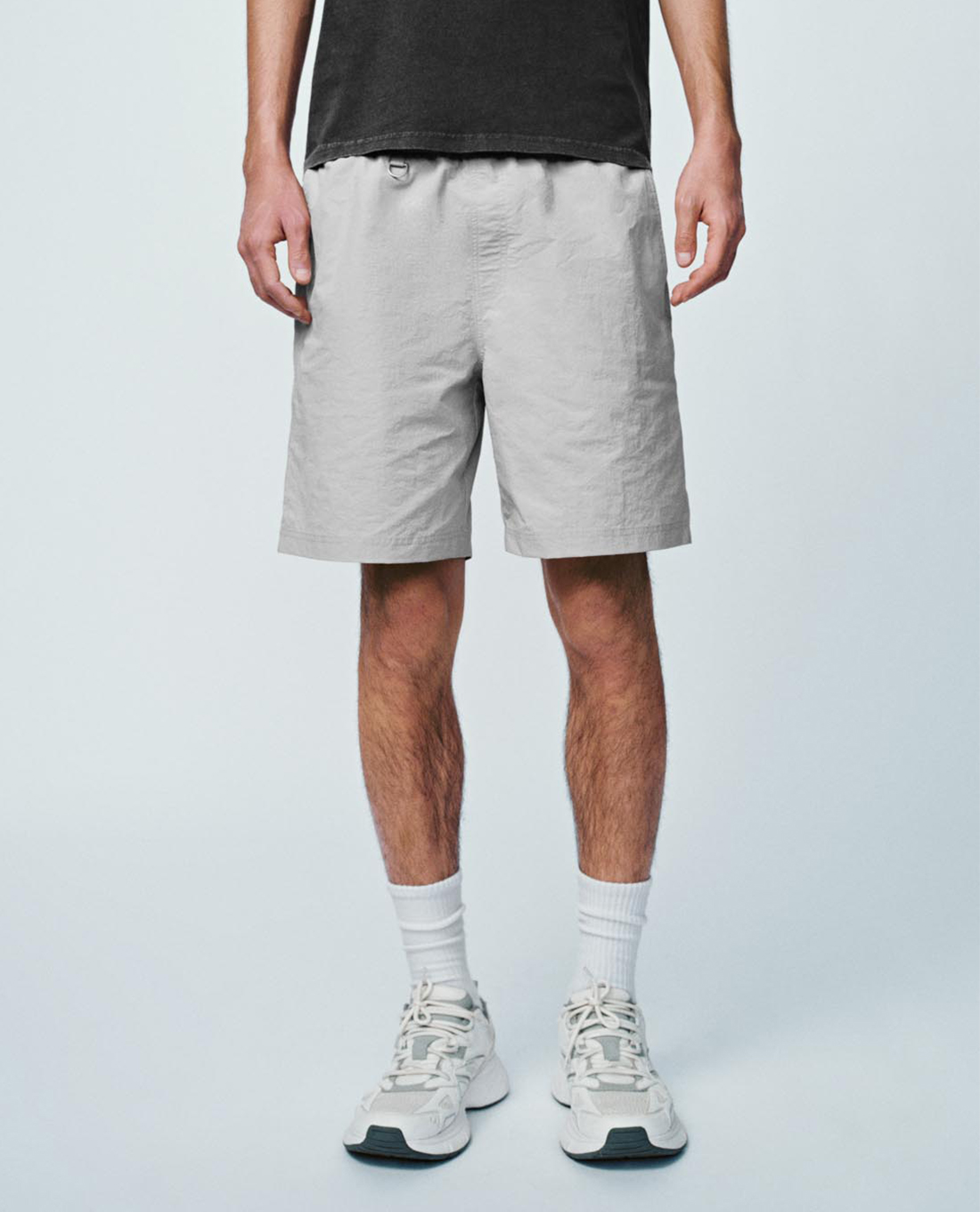 URBAN REVIVO - Quần short nam ống rộng phối dây đai