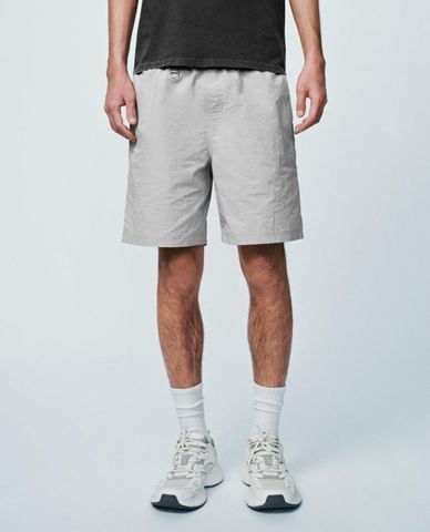  URBAN REVIVO - Quần short nam ống rộng phối dây đai 