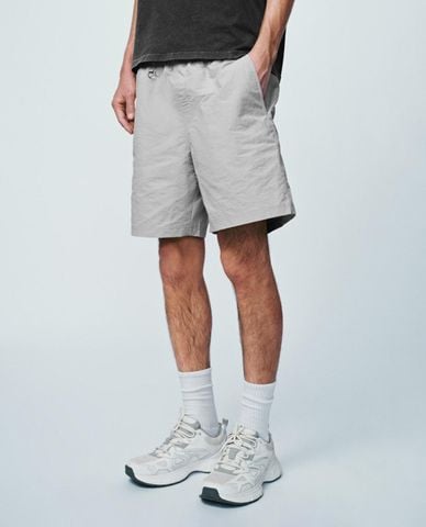  URBAN REVIVO - Quần short nam ống rộng phối dây đai 