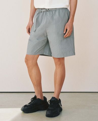  URBAN REVIVO - Quần short nam ngang gối phối dây đai 