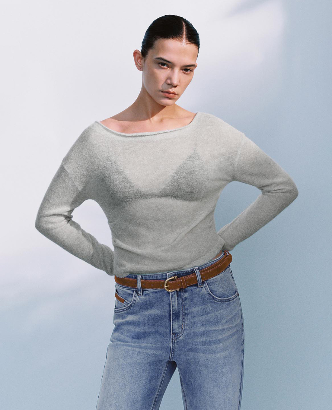 URBAN REVIVO - Áo dệt kim nữ cổ thuyền tay dài phom ôm