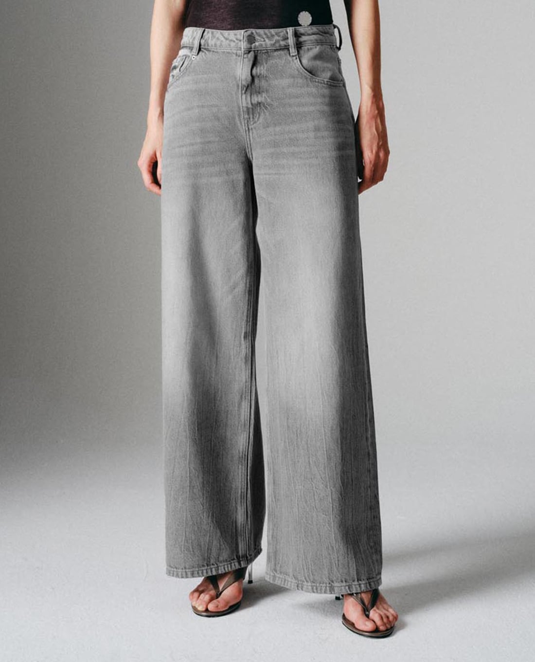 URBAN REVIVO - Quần jeans nữ ống rộng wash bạc