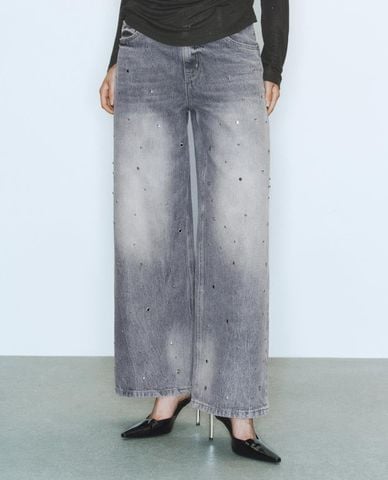  URBAN REVIVO - Quần jeans nữ ống rộng phối đinh tán 