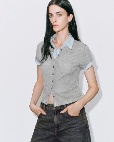  URBAN REVIVO - Áo dệt kim nữ cổ tròn tay ngắn phối nút 