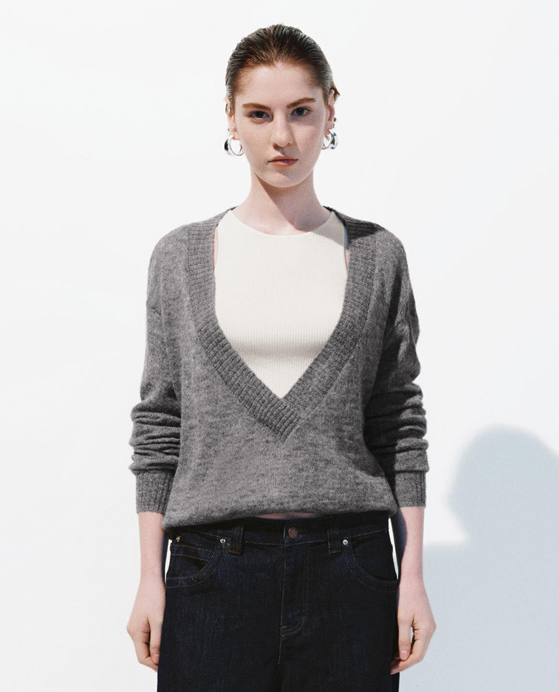 URBAN REVIVO - Áo dệt kim nữ cổ V tay dài phối layer