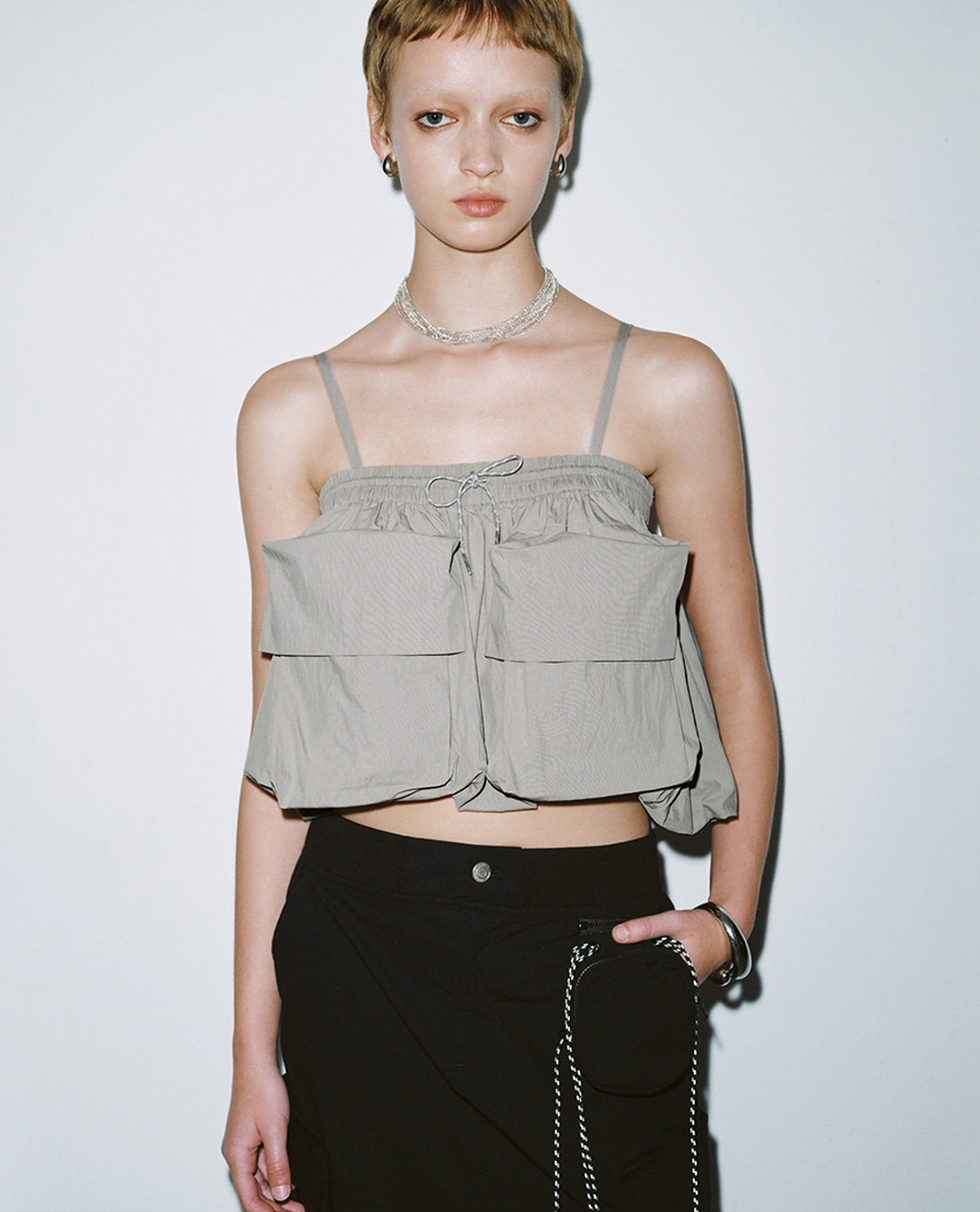 URBAN REVIVO - Áo hai dây nữ bản mảnh phối túi hộp