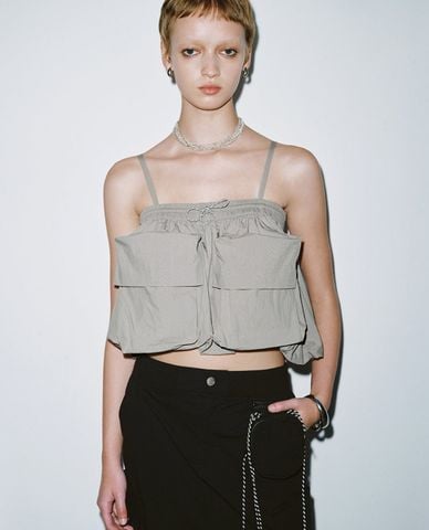  URBAN REVIVO - Áo hai dây nữ bản mảnh phối túi hộp 