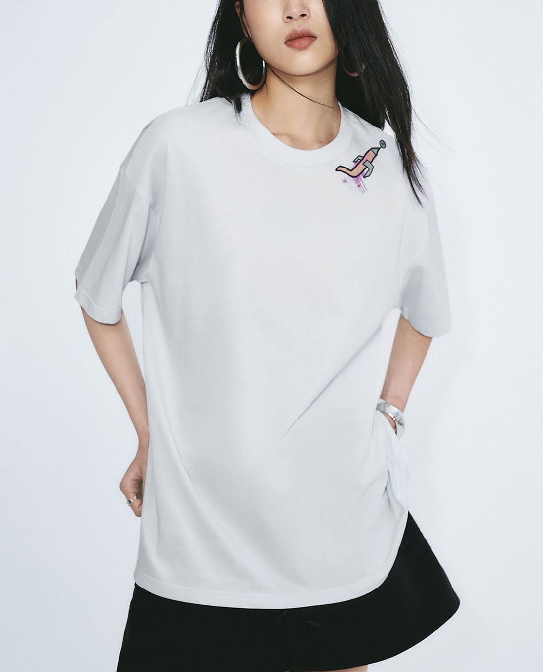 URBAN REVIVO - Áo thun nữ cổ tròn tay ngắn in họa tiết