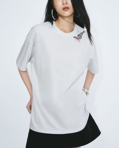  URBAN REVIVO - Áo thun nữ cổ tròn tay ngắn in họa tiết 