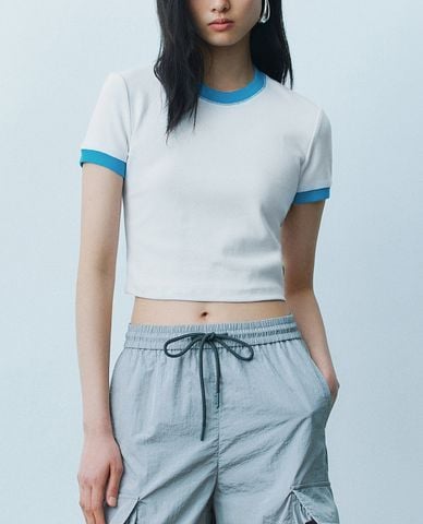  URBAN REVIVO - Áo croptop nữ cổ tròn tay ngắn cut out 