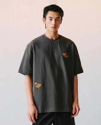  URBAN REVIVO - Áo thun nam cổ tròn tay ngắn thêu động vật 