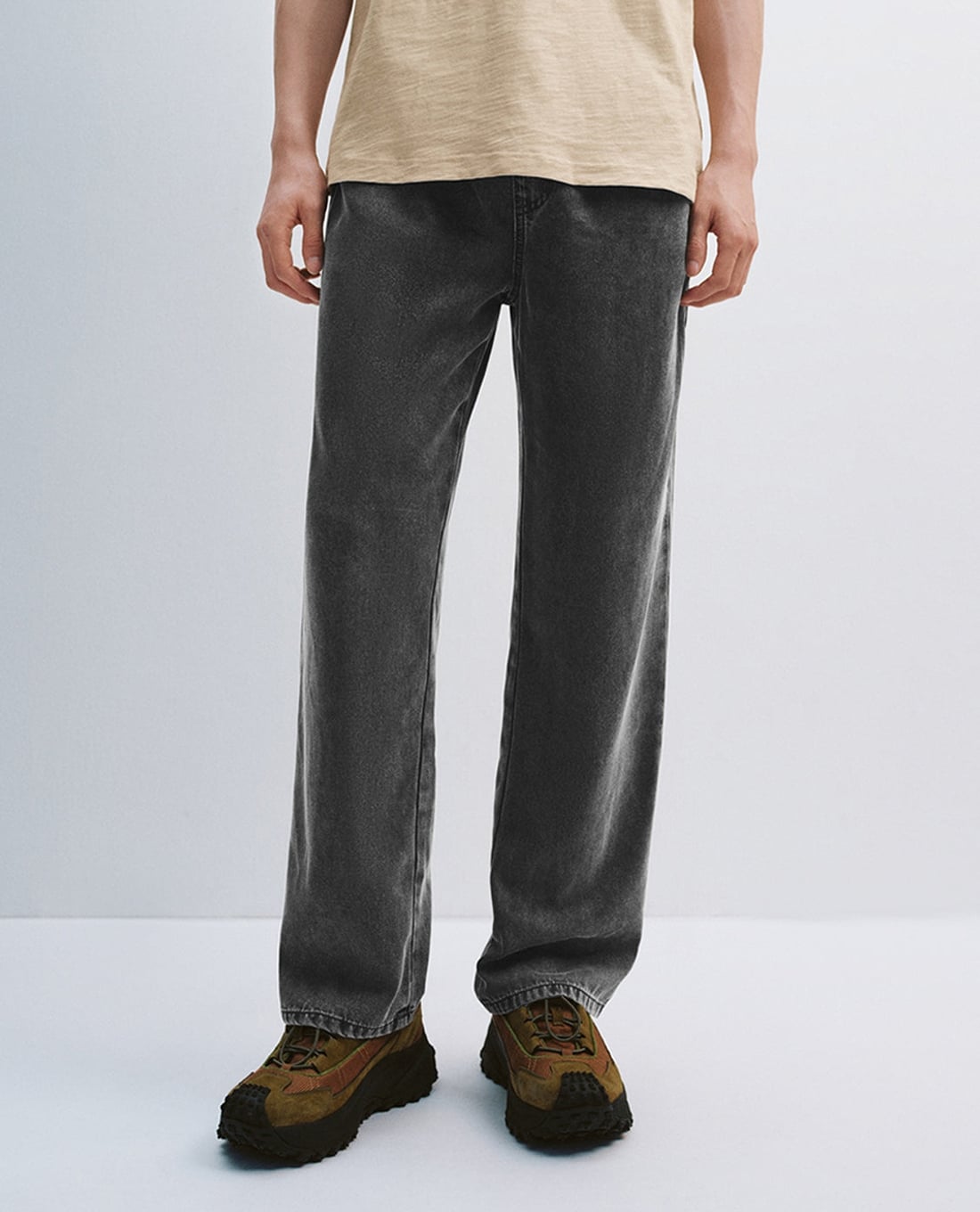 URBAN REVIVO - Quần jeans nam ống đứng phối dây rút