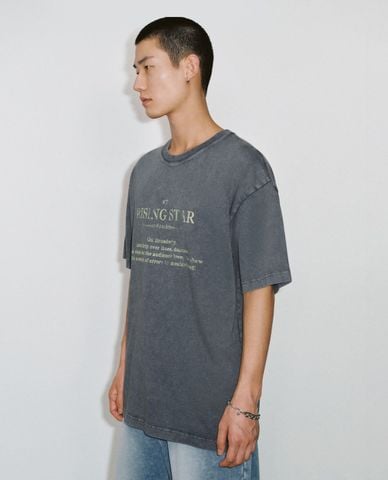  URBAN REVIVO - Áo thun nam cổ tròn tay ngắn in họa tiết 