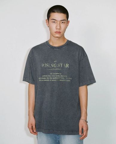  URBAN REVIVO - Áo thun nam cổ tròn tay ngắn in họa tiết 