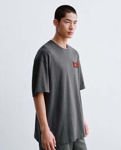  URBAN REVIVO - Áo thun nam cổ tròn tay ngắn cá tính 