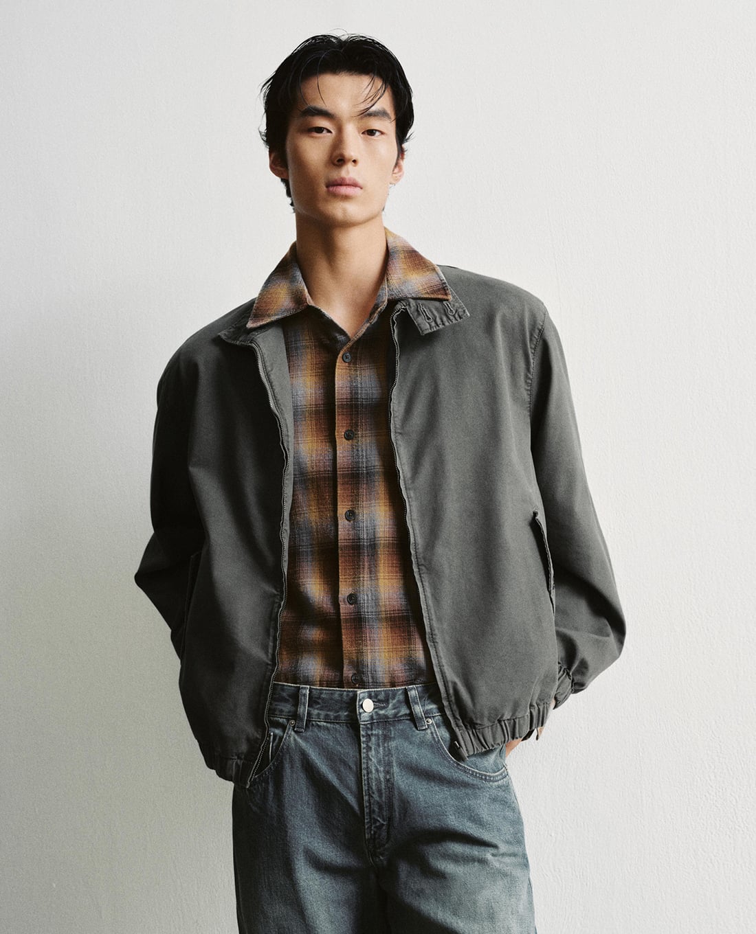 URBAN REVIVO - Áo khoác bomber nam cổ trụ khóa kéo