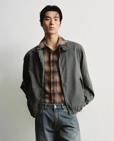  URBAN REVIVO - Áo khoác bomber nam cổ trụ khóa kéo 