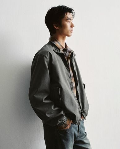  URBAN REVIVO - Áo khoác bomber nam cổ trụ khóa kéo 