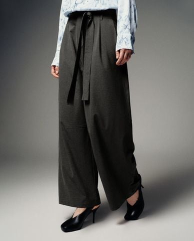  URBAN REVIVO - Quần nữ ống rộng xếp li kèm đai buộc 