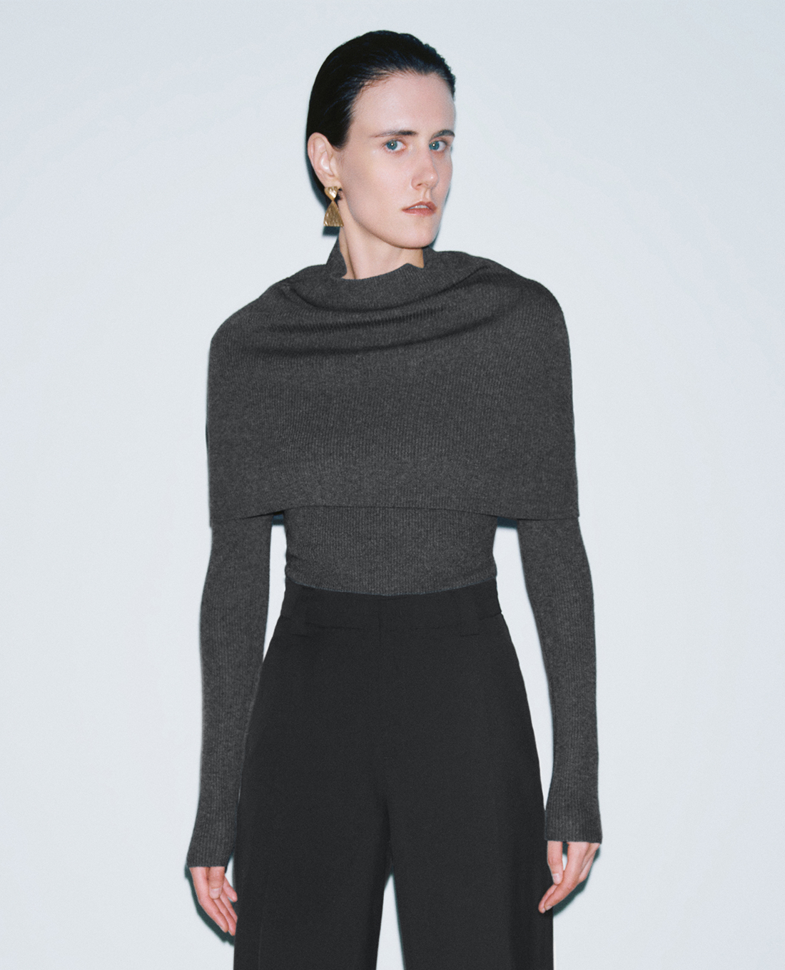 URBAN REVIVO - Áo dệt kim nữ cổ cao tay dài thời thượng