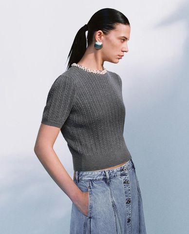  URBAN REVIVO - Áo dệt kim nữ cổ tròn đính ngọc trai 