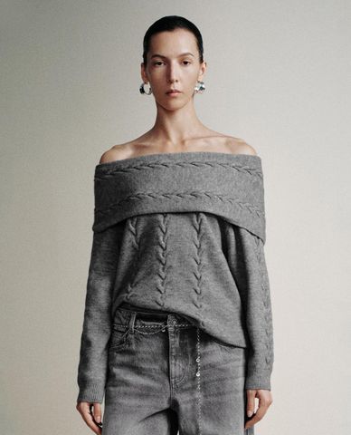  URBAN REVIVO - Áo sweater nữ trễ vai dệt thừng phom rộng 