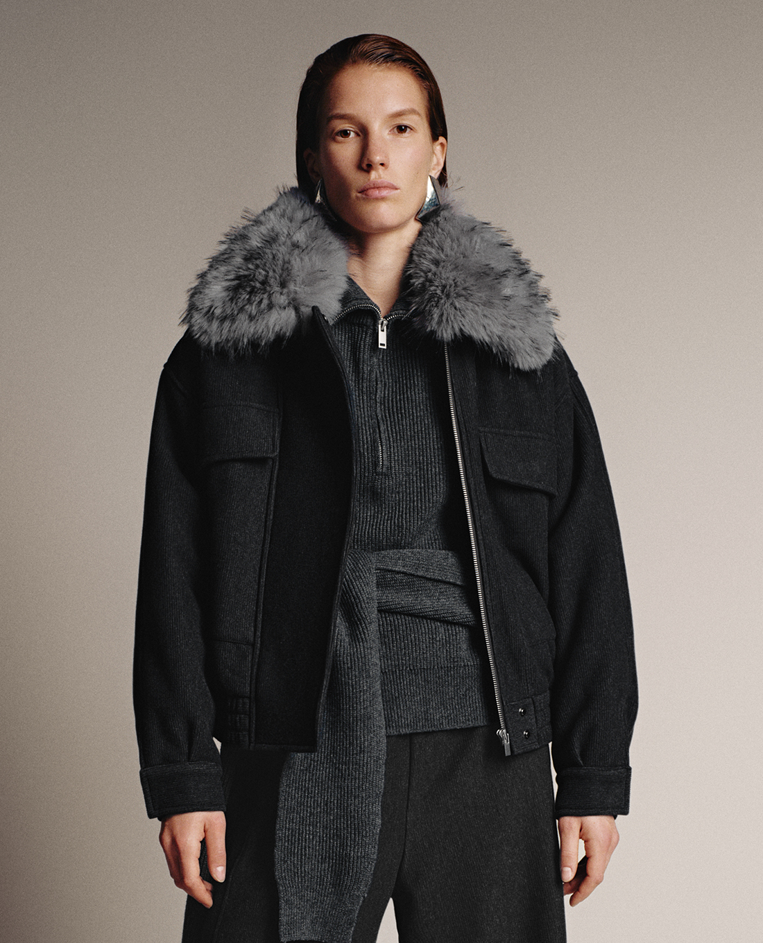 URBAN REVIVO - Áo khoác bomber nữ cổ lông phối túi hộp