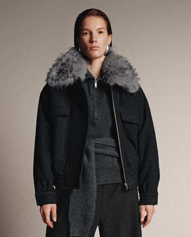  URBAN REVIVO - Áo khoác bomber nữ cổ lông phối túi hộp 